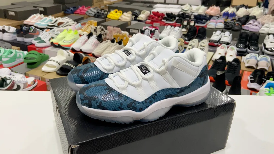 高版本真碳喬丹Air Jordan 11 low 藍蛇整鞋面大面積採用白色作為主色調,藍色蛇皮紋路裝飾,極具設計感,上腳顏值極佳,總體來說,是一款兼具顏值和舒適的鞋款。