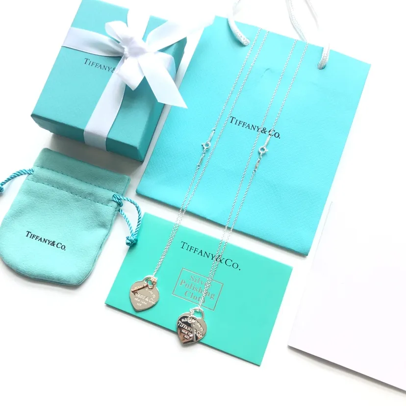 Tiffany 經典心型系列 Return to Tiffany 愛心與鑰匙的經典結合 完美詮釋 Hearttag吊墜精緻不失質感 上身效果非常贊Size40cm 配包裝編號：300480