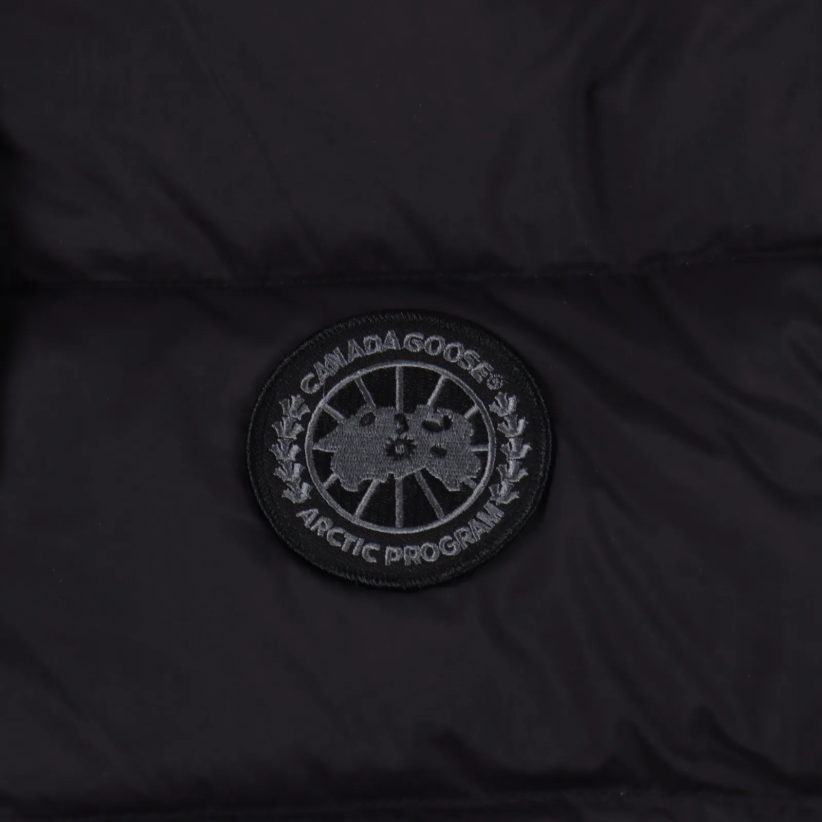Canada Goose 加拿大鵝經典黑標連帽羽絨服                1.保暖性能:根據描述，這件羽絨服具有非常好                的保暖性能，能夠抵禦寒冷的天氣，因此可以得出它的保暖效果應該很好。                