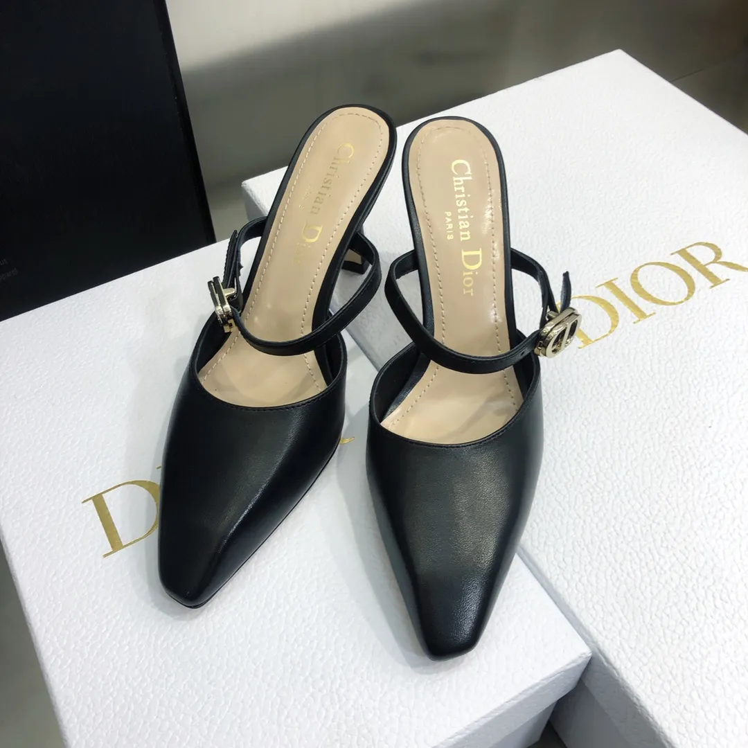 Dior 迪奧2022早春新款 Rhodes 系列酒杯跟女單鞋 明星同款方頭穆勒拖鞋 CD字母logo五金扣高跟女涼鞋 原版開發頂級高端版本 材質:鞋面進口全粒面小牛皮+水染羊皮內裡墊腳+意大利真皮大底跟高:7CMSize:34-42 標準碼(34.40.41.42定制不退換)