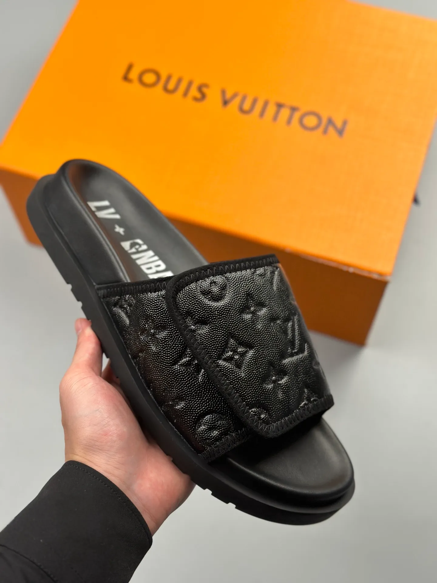 🌈LV路易威登L家驢牌Louis Vuitton monogram 浮雕 拖鞋 本季 Waterfront 涼拖煥新回歸 鞋面扣帶壓印路易威登標誌性的 Monogram 圖案 由真皮製成 搭配舒適韌性鞋墊 輕盈靈活的外底壓印路易威登標識 全套專櫃精美包裝 尺碼:38-45!!230610HXEE390WIP