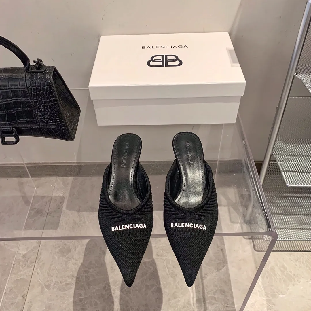 Balenciaga早春尖頭高跟鞋🎱B家的創意依舊走在最前沿，新款飛織高跟鞋，女人味十足的同時又多了一絲動感，科技感十足，個性獨特！