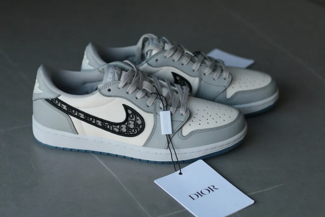 aj1 x dior鞋王級別土豪二代或者真正喜歡潮流的人來櫃檯發售w，最爆的時候炒賣到二三十萬，目前價格穩定在5w左右，咱們零點幾折搞定吧相對於一般的aj來說，用料好太多，真正的奢侈品級別，不然發售價也不可能這麼貴，透明水晶底➕品牌標識logo加入，高級感十足潮流玩家來，天花板級別的東西尺碼：36 36.5 37.5 38 38.5 39 40 40.5 41 42 42.5 43 44 44.5 45 46 47.5發貨一周左右，不退，可以換碼一次