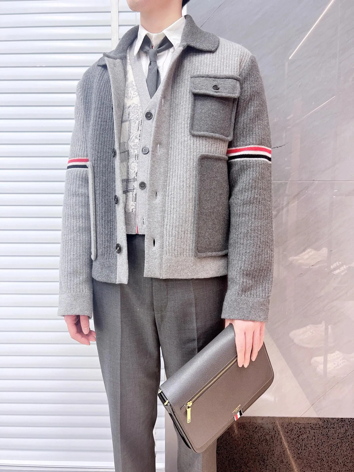 THOM BROWNE TB 22FW 重工羊毛夾克                本產品根據原版採用澳毛條羊毛，整件使用德國進口7.2針型加3.5.2針型組合編織，口袋組成部分都需編織成型以後提前复籿，內行人都應該知道與雙面尼大衣做法差不多，經過平車縫合再去縫盤縫合，再回平車上對應縫合處包三色布條，花型相比原版不相差一點，鈕扣採用正宗牛角定制尺寸加工成型，後整還採用了目前最環保，最抗菌的納米洗水工藝。                