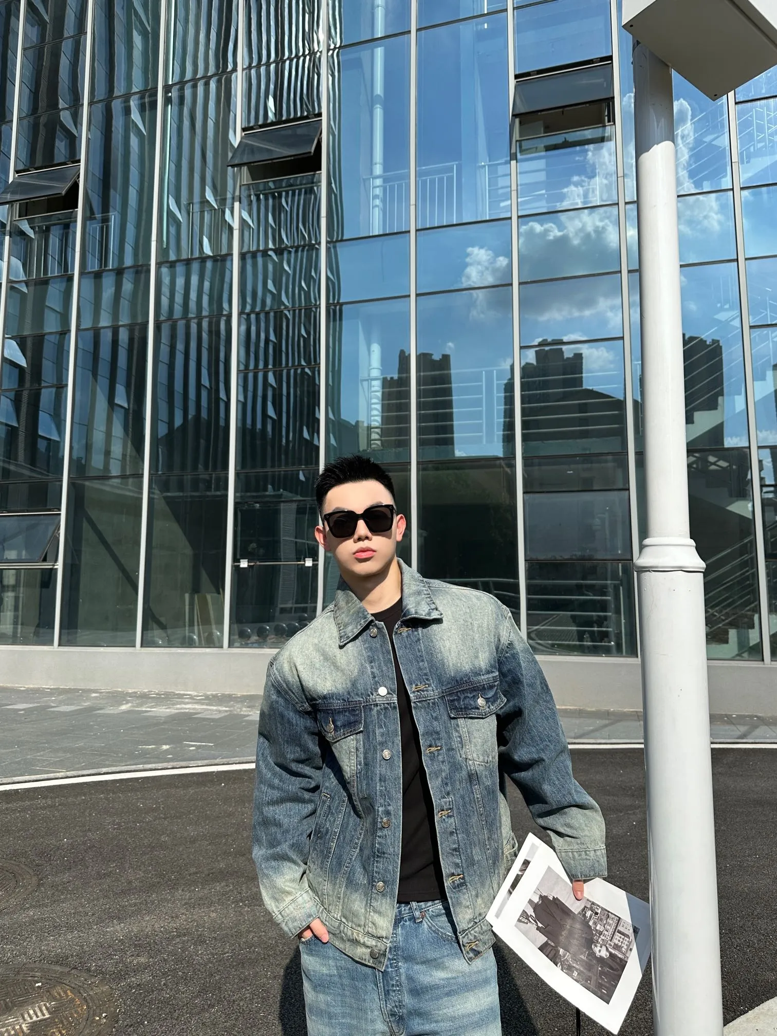 Balenciaga/巴黎世家 背後燙鑽字母牛仔外套                精工水洗的牛仔麵料，還降低了牛仔的硬度，上身更加舒適親膚，有夾克的外形脛骨，也有運動衣的舒適體感                做舊的水洗藍，淡淡的複古感，顏色很乾淨，很有腔調，顏色也是很高級的那種，高品質的就是不一樣，後背經典字母印花裝飾，簡約而不簡單，藍白的撞色，更加了視覺衝擊感寬鬆的os版型，上身寬鬆，不挑身材的同時完全不會鬆垮，很好的修飾腿型，上身腔調十足無需多考慮，閉眼收就OK啦!                size：S-XL                編碼：AKA100582