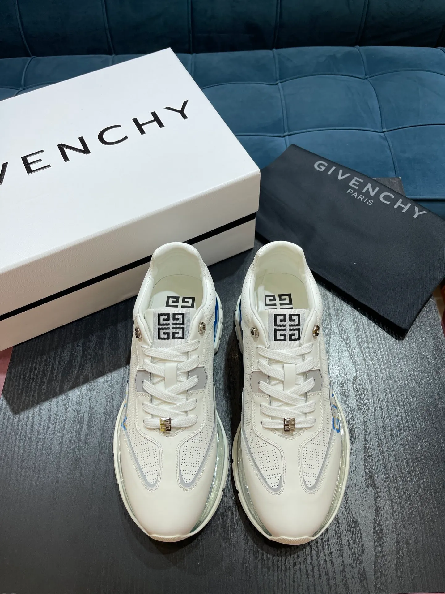 頂級版本Givench*———高端精品 Size：39-44（38.45定做）G~V新品時尚潮流運動休閒鞋，鞋面選用進口頭層牛皮、進口牛裡，大底採用TPU氣墊大底，更耐磨更輕更舒適！