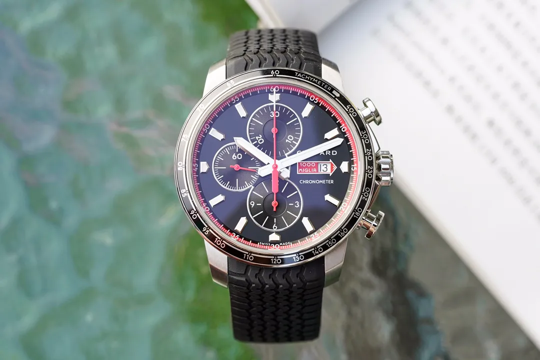 V7最強蕭邦 榮譽出品七星怒薦佳品chopard賽車系列精品 終極大作 超高顏值 頂級做工1.V7廠行業唯一購入蕭邦經典賽車系列限量腕錶開模，且此表各方細節均難度頗高，V7耗時年餘數十次修正達到完美克隆的效果，圖示腕錶簡單拆解後，各方面完美保持一致，呈現原裝氣質。