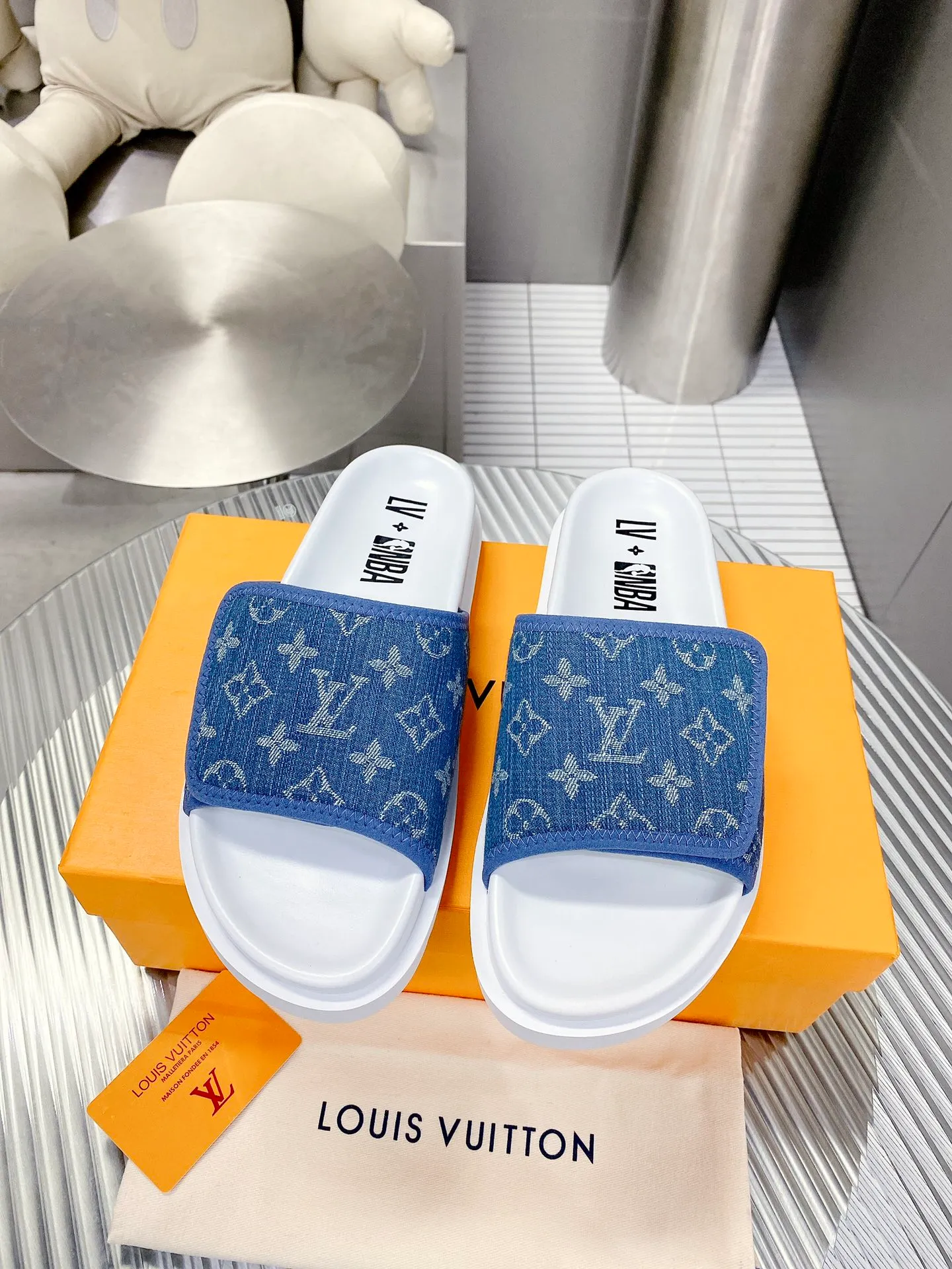 驢家Miami 涼拖取材柔軟牛皮革，其上浮現標誌性大號 Monogram 壓紋。