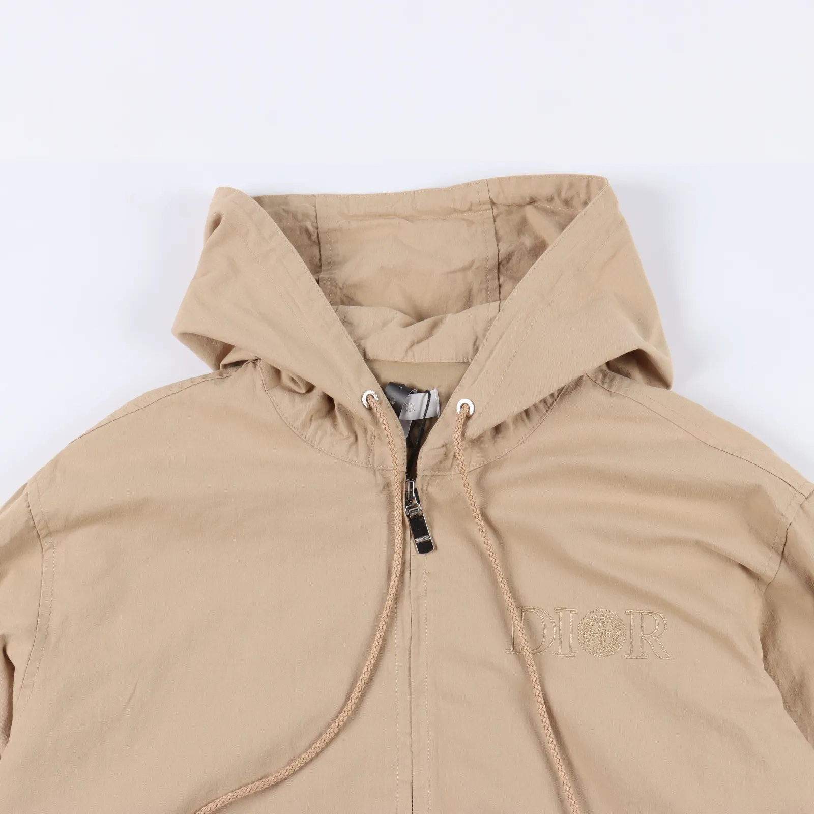 Dior迪奧 & Stone lsland 石頭島聯名 刺繡字母連帽風衣外套 定制定染純棉混紡材質,質感很柔軟,內裡同樣加一層混紡材質的里布,舒適透氣。