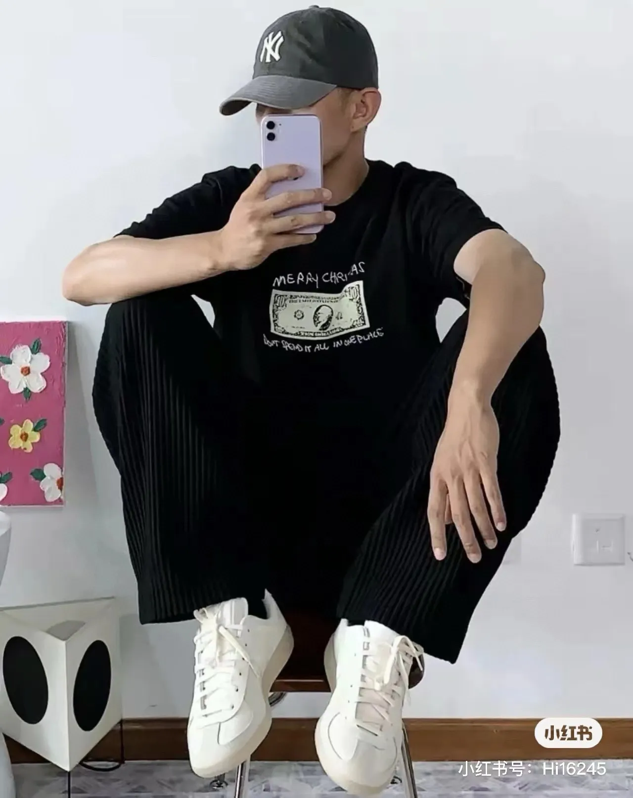 SUPREME 21FW SPEND IT 美金TEE 前胸黑金圖案印花短袖                羅紋衣袖下擺 簡單設計款式，官網同步，專櫃純棉面料！