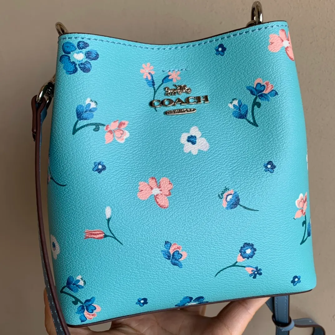 廠價 coach蔻馳代工廠渠道貨正品對版8608蔻馳女士town通用迷你小水桶包 斜挎包 神秘花卉設計 簡直太可愛了！