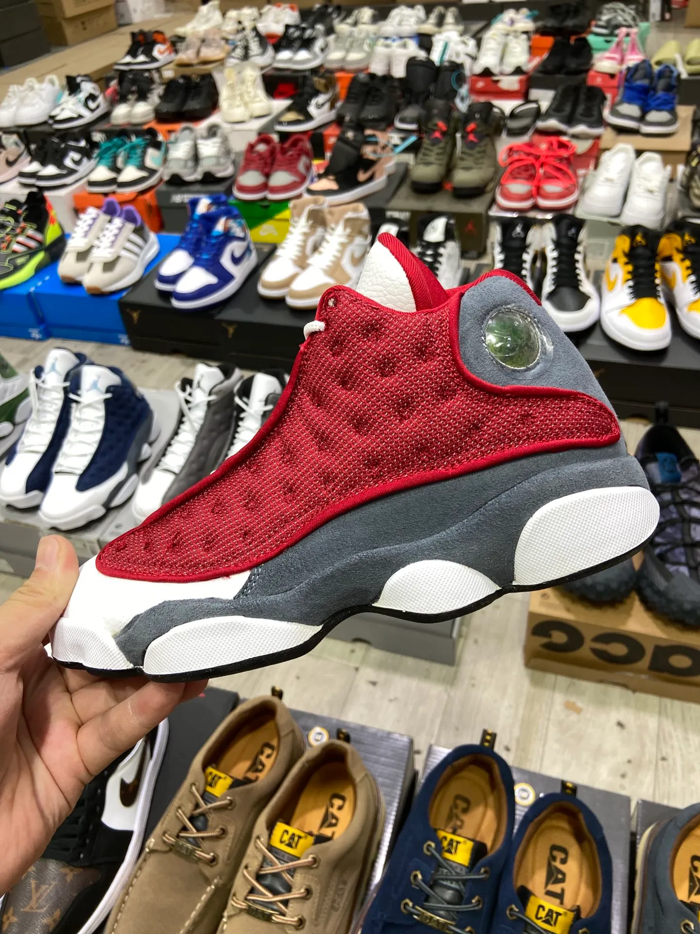 喬丹Air Jordan 13 “Red Flint”“紅燧石2021版”配色方案與經典的 GIGI 配色相同,以紅色替代原本的藍色區域,視覺效果更加亮眼。