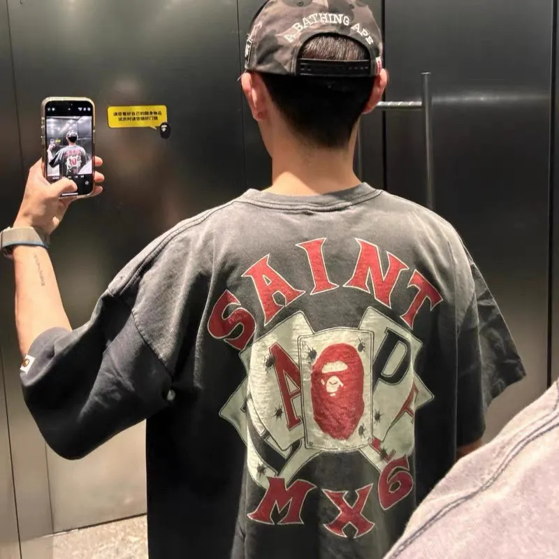 BAPE 猿人X SAINT MICHACL CLUB 聯名款短袖T卹                重工 噴馬溜+炒洗做舊工藝 +白墨直噴印花採用精密雙紗純棉280克面料 手感順滑舒適 手感舒適輪廓硬挺。                