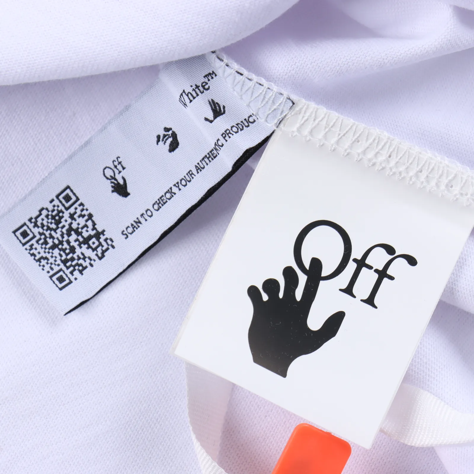 Off white 23SS 彩色油畫箭頭印花短袖 所有面料以及螺紋均為訂織定染 所有面料顏色均經過色卡比對定染面料 無任何色差 採用240G克重 100棉汗布 汗布:一種薄型針織物(就是平常全面短袖的面料) 因其吸濕性強在經編貨緯編針織機上用 平針、集圈、螺紋、提花等組織織編結成單面或者雙面織物 不做作的隨性手法 這樣的質感很街頭 比常規的箭頭標識更具視覺上的層次感 特別風格化的單品TEE自然具備高識別度 標籤化顯著且足夠個性張揚 春裝第一波主推款 經典OS版型 重工藝高質感加持 印花採用日資MIMAKI印花機作業 不起邊無毛邊 一共8套網版撞色非常難調 前片絲網印140網目 非常細很容易堵版 難點在於做數碼是半鏤空的白底 為了達到原底色黑色純黑且偏薄的效果 黑色底色部分不可以上白色數碼打底白 凸顯出非黑色部分的立體感 如果做統一白底完全丟失了原印花立體視覺 導致調色非常困難 曲線要考慮白色打底和鏤空部分的問題 只能摳圖做曲線調圖 任何一套菲林網點過密或過疏都會影響成色效果 一共六套菲林版 洗標也是按照原版的字體找公司訂做 輔料部分依舊採用全線正確輔料 長方形梭織領標設計 把之前的立體矽膠手感字體取消改為全梭織領標 領標部分可以看到熒光色字體 五聯矽膠吊牌 三聯水洗標以及斑馬線包裝線依舊 SIZE:XS S M L 編碼:CAL011761