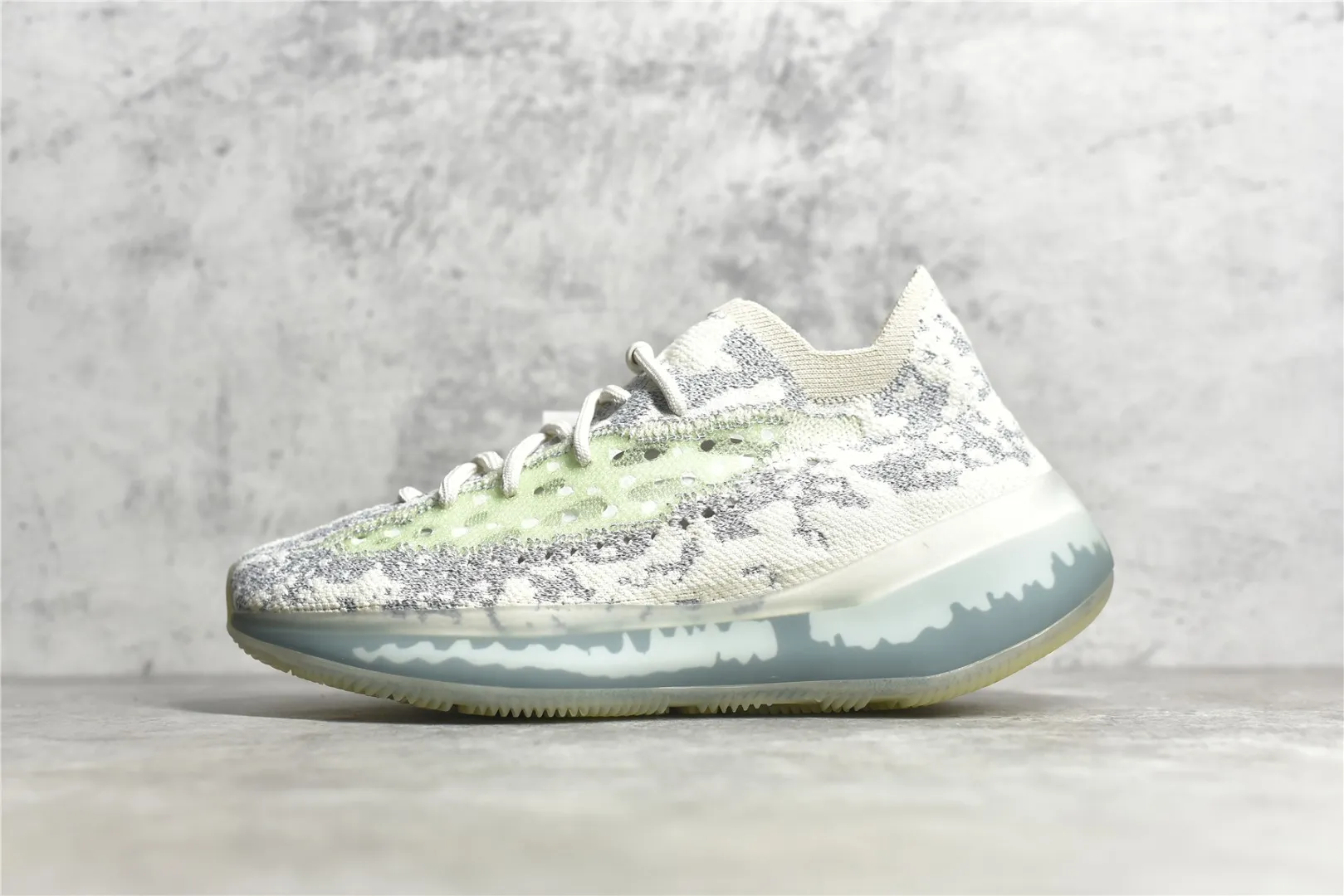 覓貨權威實拍💯#DDDFD1新貨🚀#大廠出品 YEEZY Boost 380 藍外星人 滿天星知名純原生產線 原廠原材採用率極高 真正裸鞋級產物#全新原廠BASF大底 梅花壓印清晰、顆粒感飽滿、立體清晰 當前僅此一家‼
