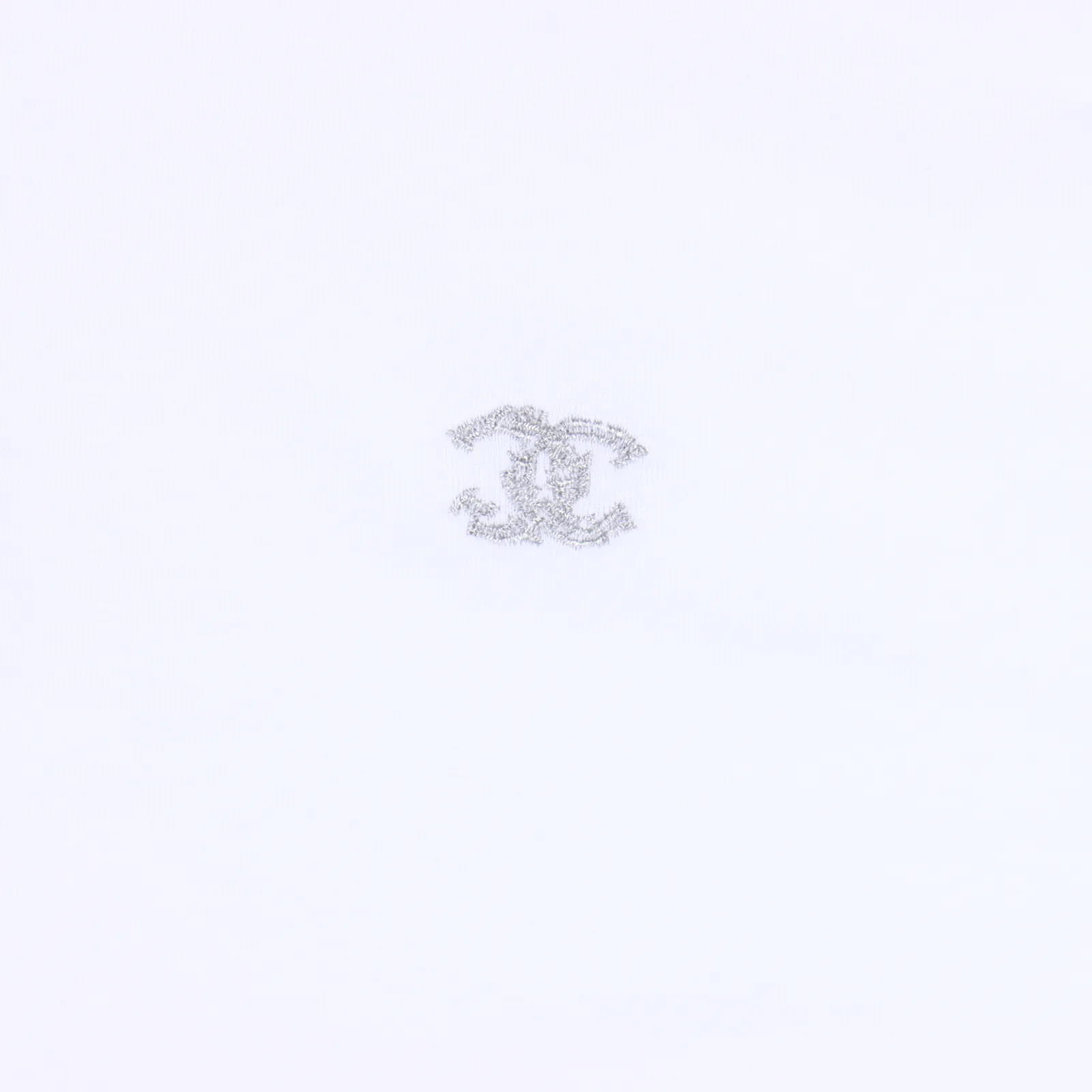 CHANEL /香奈兒 小香銀色金屬軟線刺繡短袖T卹 簡約而不簡單的情侶款,高級香 明明很簡單的設計,看上去就是一眼的高級!