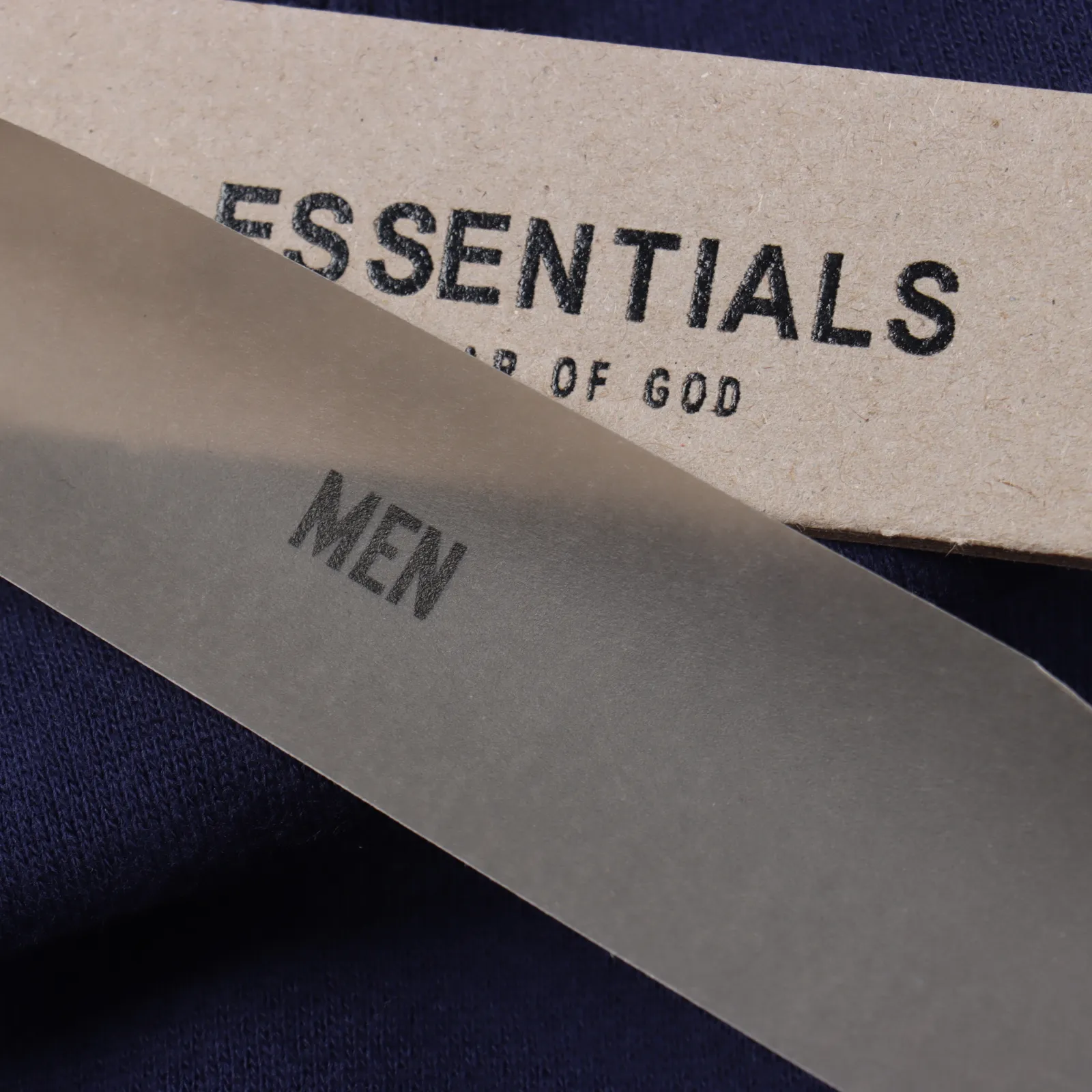 Fear of God FOG 24FW GOD字母圓領衛衣 成衣加絨款採用380g面料,不加絨款採用350g面料,螺紋採用420g雙紗1:1螺紋。