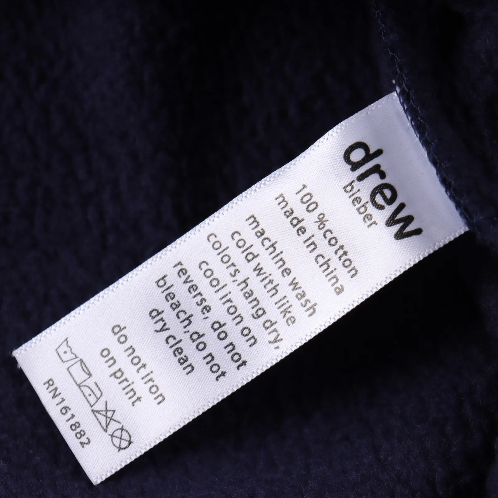 DREW HOUSE 24FW 花朵愛心圓領衛衣 面料DREW圓領衛衣用的是100%純棉針織面料,衣身面料克重約,螺紋1*1豎排定織定染對色。