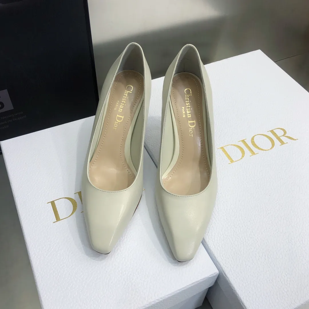 Dior 迪奧2022早春新款 Rhodes 系列酒杯跟女單鞋 明星同款方頭穆勒拖鞋 CD字母logo五金扣高跟女涼鞋 原版開發頂級高端版本 材質:鞋面進口全粒面小牛皮+水染羊皮內裡墊腳+意大利真皮大底跟高:7CMSize:34-42 標準碼(34.40.41.42定制不退換)