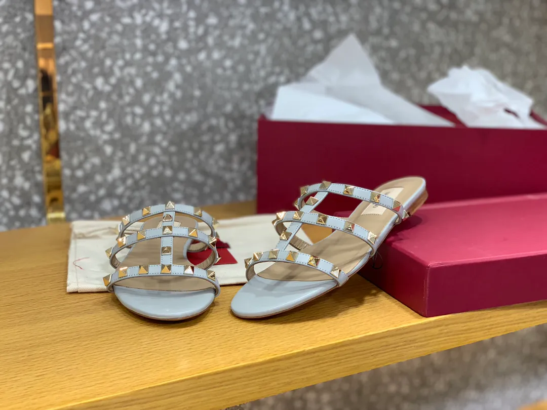 🎊😜VT經典涼拖,東莞大廠出,夏天休閒度假的你,必須不可少,上腳超百搭,採用進口小牛皮,牛漆皮,羊皮墊腳,意大利真皮底,意大利進口機器做工,細節完美PK專櫃 🐎34-40
