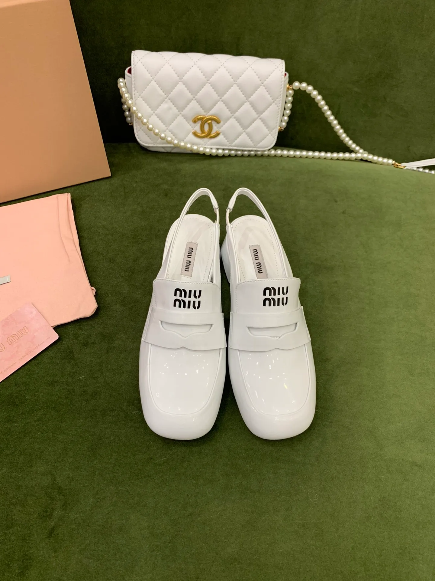 ✨ miumi*新款漆皮後空粗跟鞋 百搭好穿 日常通勤穿著也是非常不錯的！ 