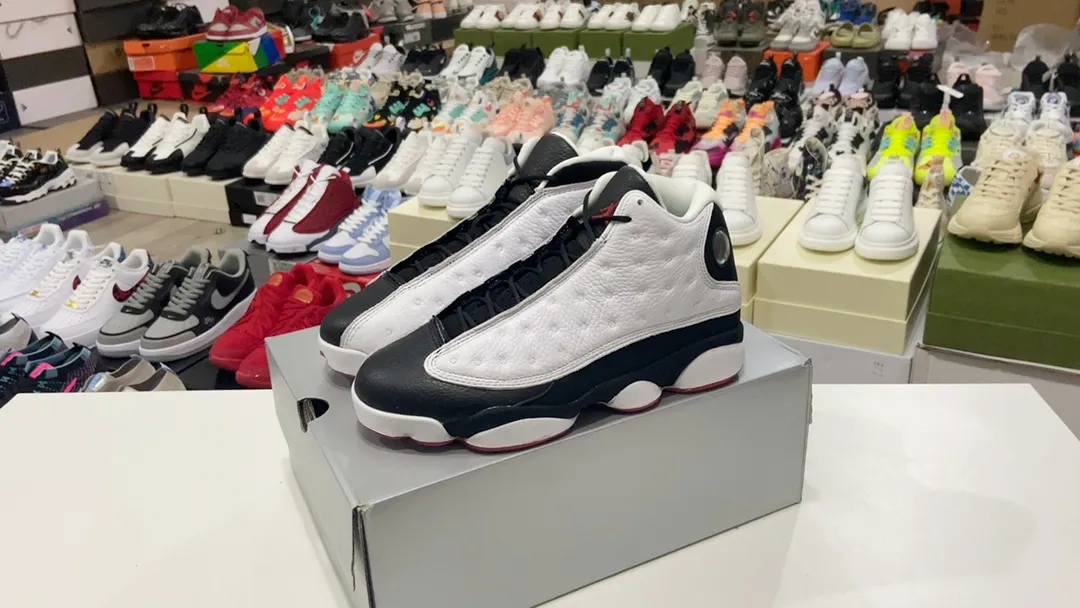 高版本喬丹Air Jordan 13 “He Got Game”熊貓 在著名籃球電影 《He Got Game》 中亮相的黑白配色,在國內具有超強的人氣,因為其獨特的設計與黑白百搭的配色,被國內的鞋迷稱為 “熊貓”採用黑白雙色皮革拼接的鞋身搭配豹掌造型的外底,與國寶熊貓頗為神似。