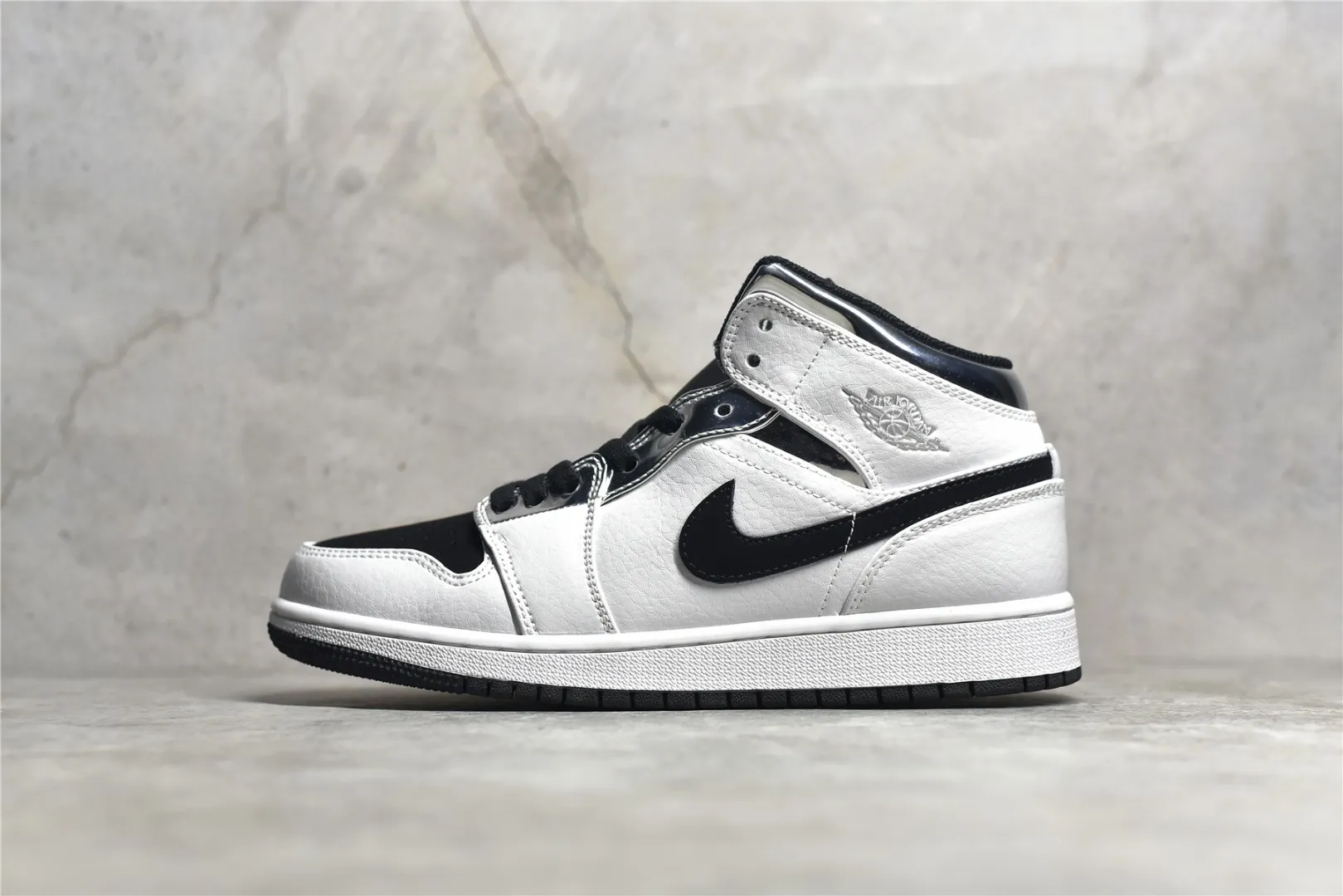 AJ1Mid 原廠內置氣墊 A模大底 頭層皮 鞋舌AJ原廠專用牛津布+AJ專用反口珍珠布+原廠無雜質高彈內里海棉+特殊封邊彈力鞋帶注 Size：36 36.5 37.5 38 38.5 39 40 40.5 41 42 42.5 43 44 44.5 45 46