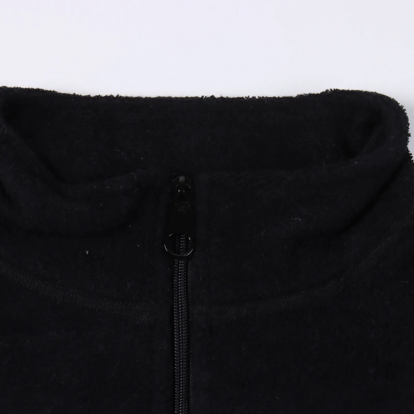 Alexander Wang/大王 凹凸logo印花半拉鍊毛絨衛衣                易烊千璽私服同款alexanderwang作為日常休閒的落肩版型剪裁 每一處都是寬鬆隨意的寫照 袖口的螺紋收口不必擔心袖子太長 真正的男女通用且對身材十分友好 半拉鍊的套頭造型可以穿出多種風格 不但有立領的帥氣還有翻領的愜意 隨心所欲的搭配變化在衣服的左胸口下方還有立體發泡的小字母 基礎的辨識度一貫的簡約 但是相當凸顯高級感 無主標吊牌                Size：S-L                編碼：AKA102743