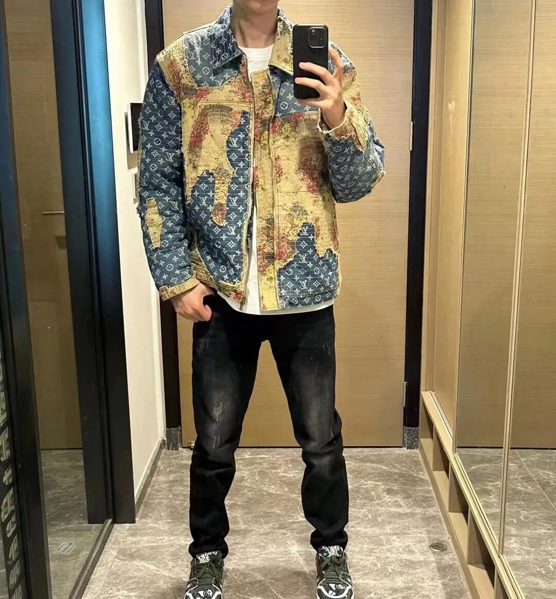 LOUIS VUITTON/路易威登 花卉拼接復古棉服牛仔外套                官網重工品質LV路易威破壞布丁水洗復古懷舊牛仔棉衣外套，版型寬鬆，胸前拼接貼佈工藝，超複雜工藝，進口激光燒花貼佈，高端定制1:1拉鍊，原版定制里布，獨家定制花卉貼佈，採用進口田島繡花20萬針才可做出成衣，菱形間棉格紋，超高難度對位對線，重工水洗雕磨破位置精準切細膩，極度耗時，媲美專櫃ZP，細節秒殺一切，秋冬男女同款市場最高版本！                                