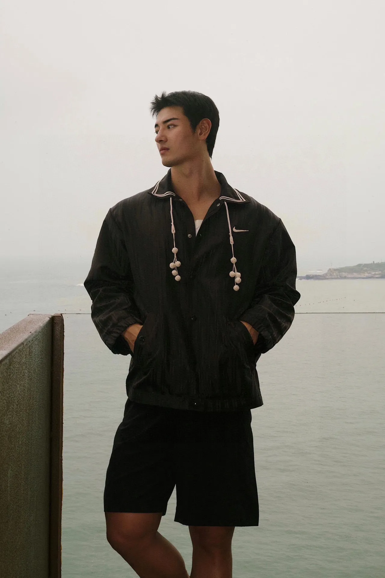 Nike & BODE 聯名款Astro Grabber 豎條紋休閒西裝夾克外套                Logo翻領修身單排扣休閒西裝夾克外套/褲子 套裝                面料耗時耗力定制 領口 鉤子 繩球                褲子側邊水晶串珠手工製作                 全部純手工製作  成本巨高 里布定制定染 超高還原                上身效果 高級感十足 設計感 回頭率                Size：S-XL                編碼；DIK091583
