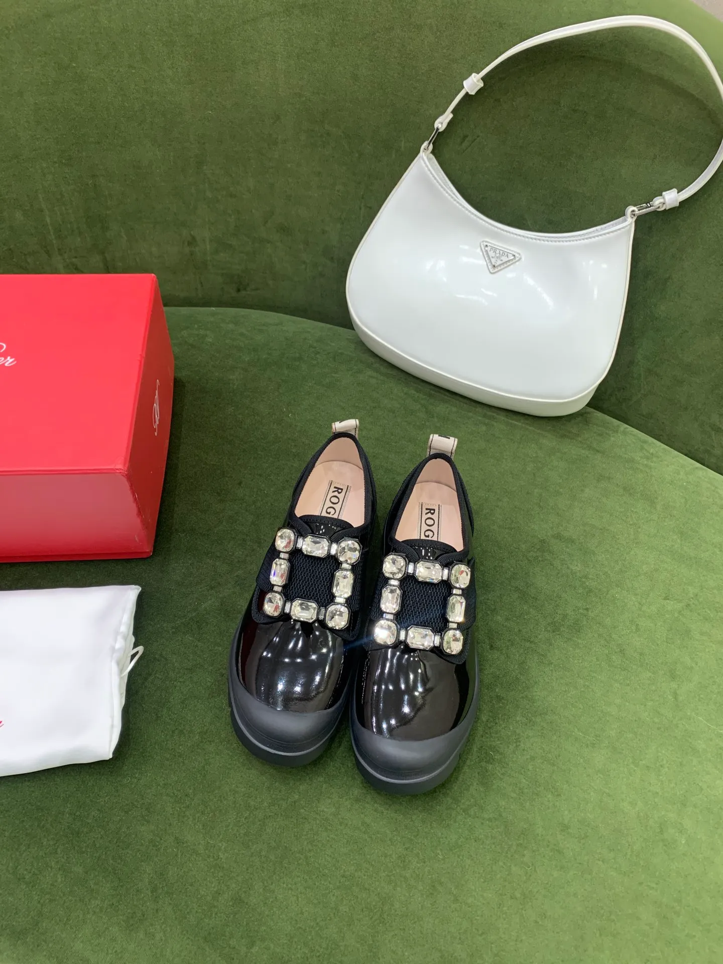 👠 Roger Vivie*新款方扣休閒鞋 原版開發 ⚡️鞋面原版牛漆皮/小牛皮 ZP開模水鑽扣 ⚡️內裡墊腳頂級混種羊皮 ⚡️原版開模TPU防滑大底 ⚡️碼數35-39（40定做）
