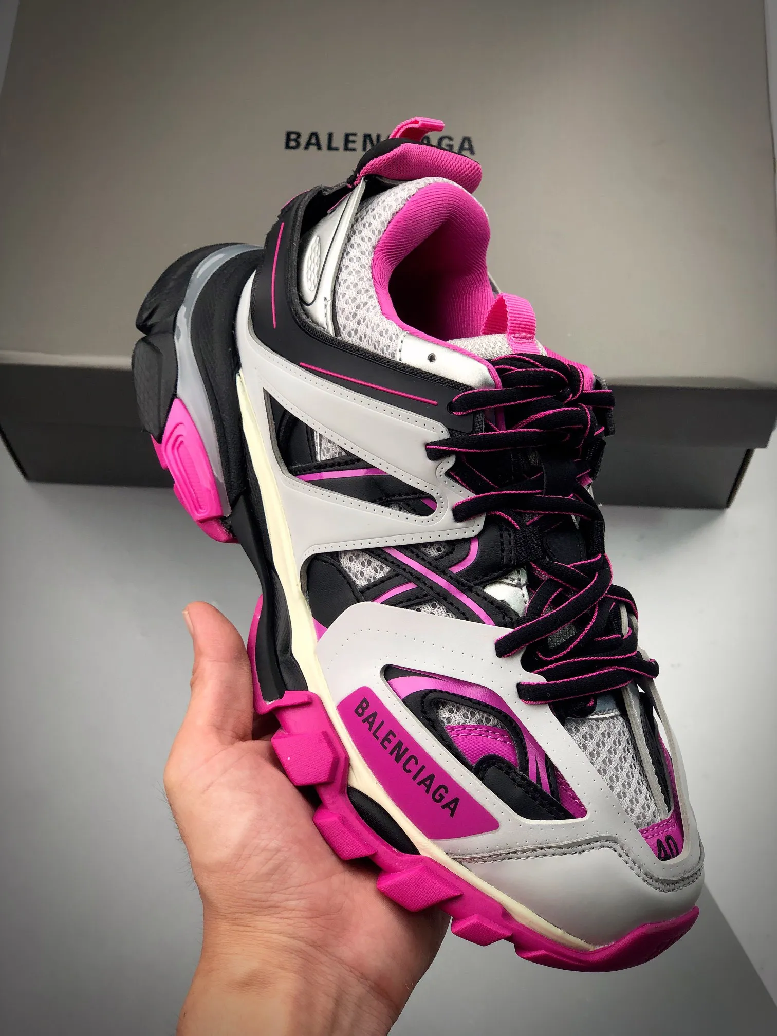 Balenciaga Track Trainer #霓虹變色燈光 巴黎世家 增加了配有 LED 燈的全新設計 在延續 Track Trainer 戶外輪廓和復雜鞋面結構的同時，新版本在後跟位置增加了可充電 LED 燈帶的部分，只需單擊「Track」鍵即可點亮，並設有紅、黃、藍、綠、紫等 11 種不同的燈光模式，已在官網上架並迅速 售罄 Size：35/45（運費超重）