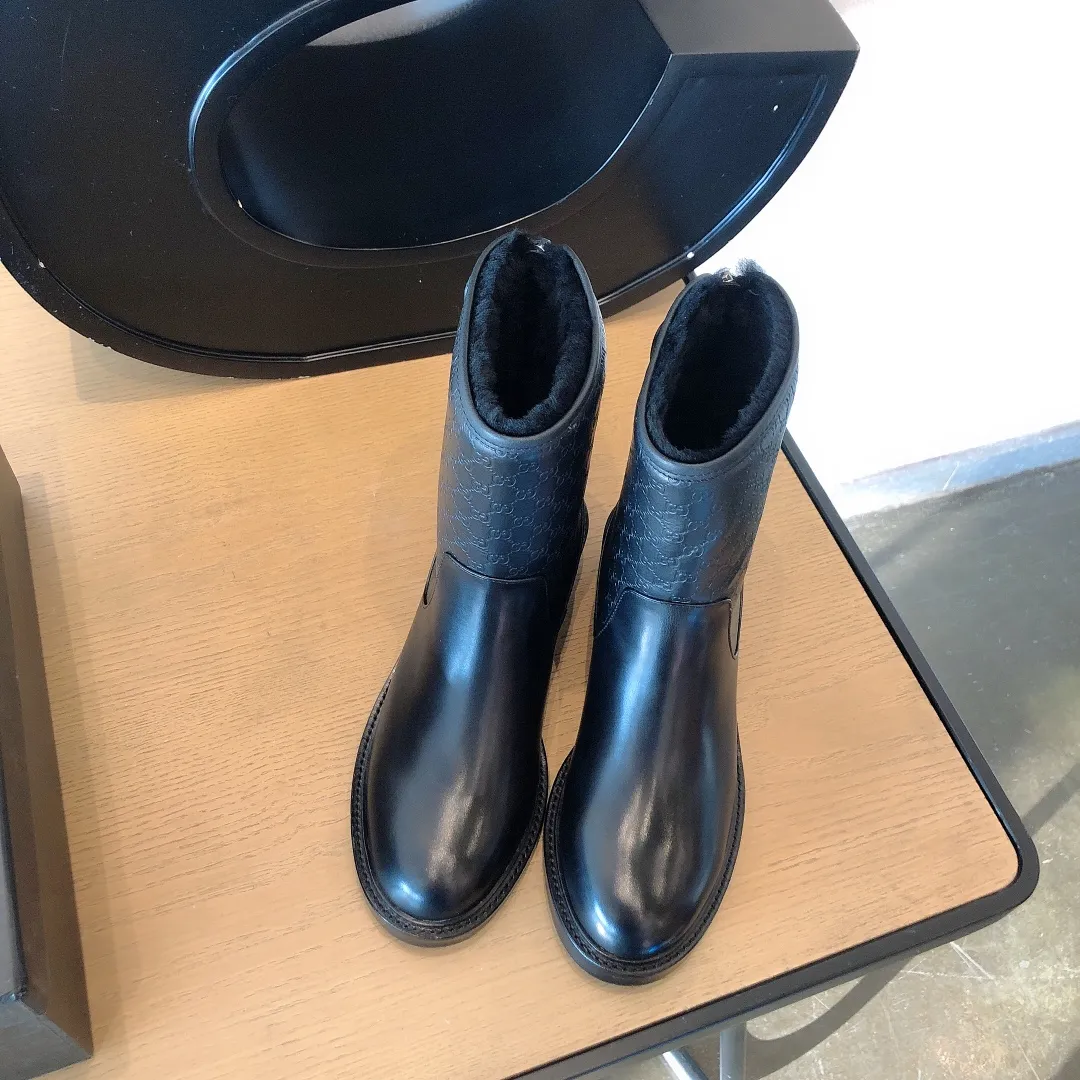 高品質【GUCCI】經典後拉鍊毛里中靴騎士靴，版型簡潔帥氣又時尚，面料小牛皮拼小牛皮雙G壓印皮料，內裡羊毛，十分保暖，真皮沿邊（⚠️此款邊條為牛皮真皮沿邊，沒辦法做得太完美，完美主義者慎拍⚠️），真皮大底+前掌射出TPU，耐磨防滑，35-39碼，