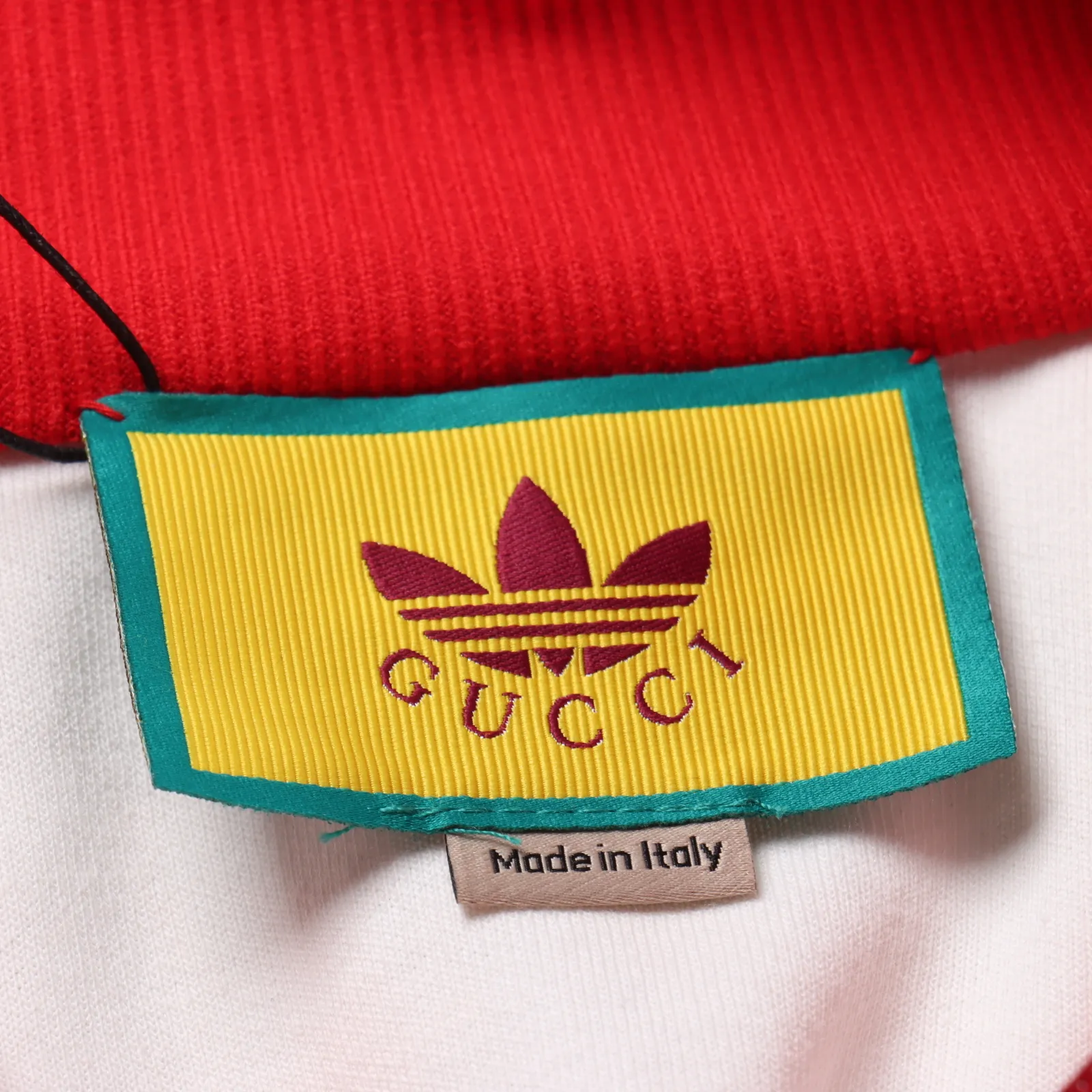 GUCCI x ADIDAS 古馳阿迪 22FW 聯名白紅拼色織帶拉鍊外套 第一時間購入ZP開版,定織功能性聚酯纖維面料,柔軟透氣,搭配橫機螺紋,1000米起訂量的定織兩側拼色織帶,兩側織帶定織定染以提花面料混搭Guc標誌性紅綠織帶、阿迪條紋織帶。