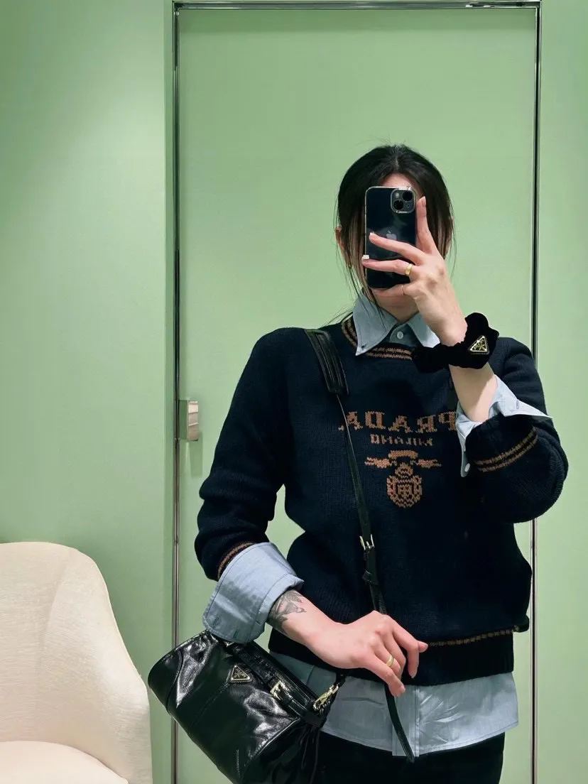 PRADA/普拉達24ss撞色針織圓領毛衣 高版本男女同款穿搭!Oversize簡約而不失時尚的拼色logo雙桿掛毛工藝設計!圓領則顯得斯文,又大方,百搭慵懶風,無論是搭配還是,都能輕鬆hold住,穿上它!單穿或疊穿都超可!