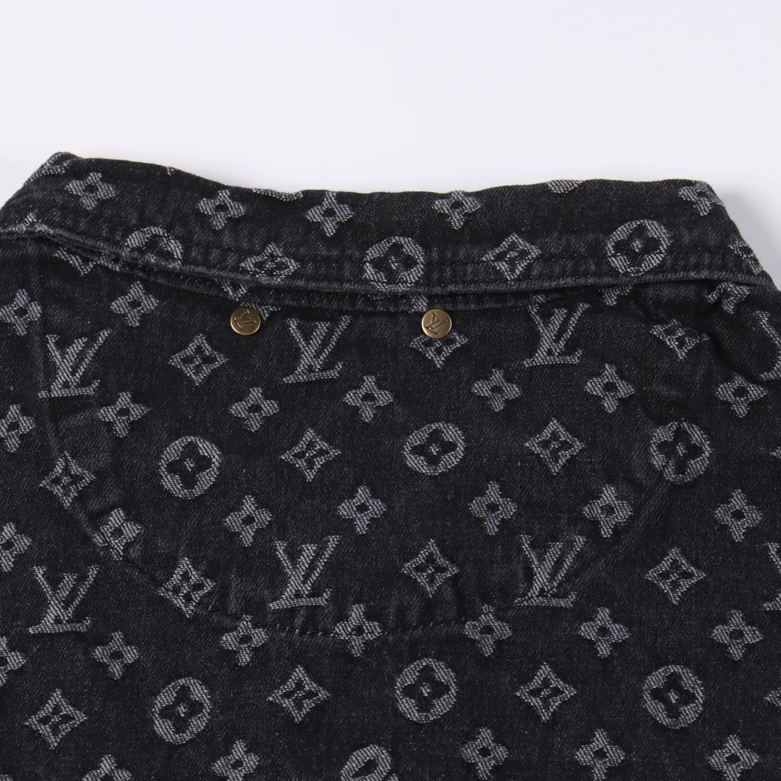 Louis Vuitton & Supreme 聯名提花滿印牛仔外套                男女同款 SUP&驢家合作款從來就不曾讓潮人失望過 從布料的質量選擇，細節的剪裁，花型的搭配都無可挑剔！