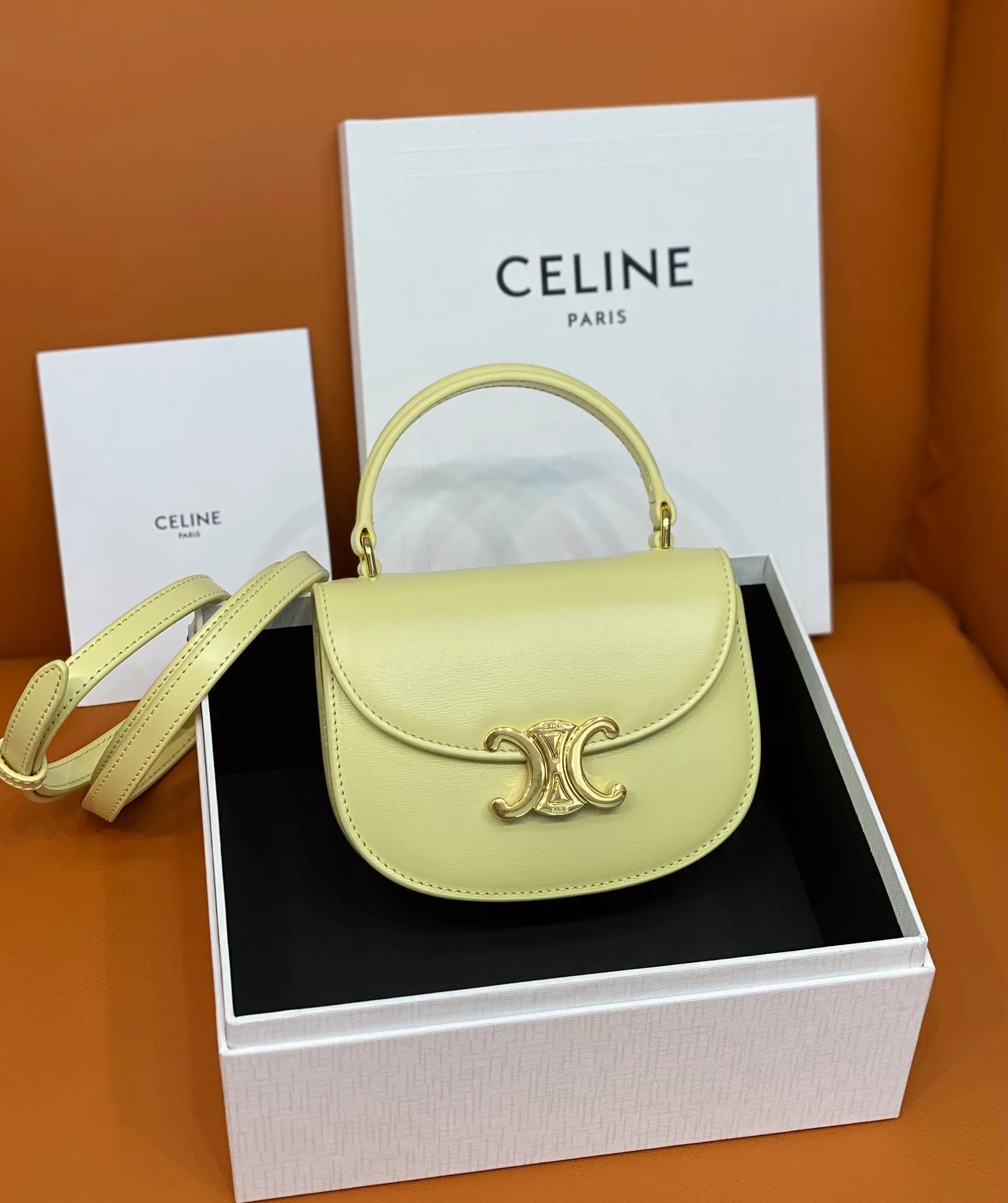 CELIN* 2023新品BESACE TRIOMPHE迷你牛皮革手袋👜10L063_檸檬黃採用牛皮革，羊皮內襯本款型❌無法裝下PLUS等偏大的智能手機機型斜挎➕肩背內側扁平口袋可調節皮革肩帶（長度：54厘米）皮革手腕（長度：6厘米）尺寸：15.5+11.5+5cm
