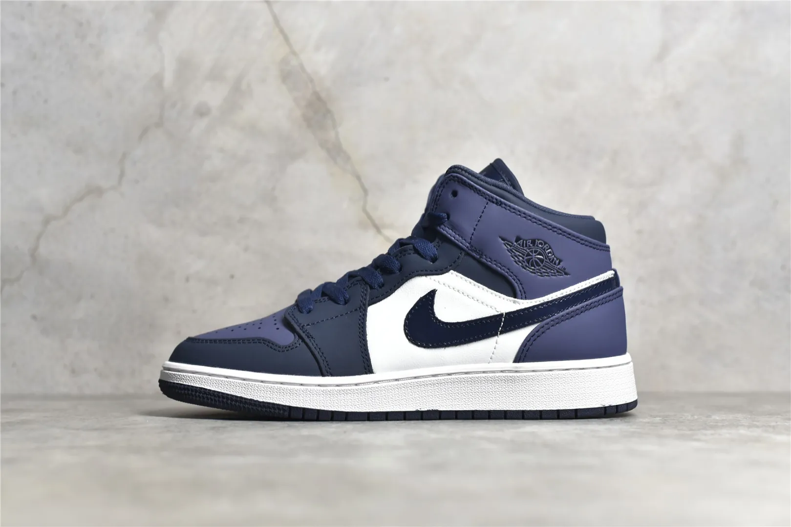 AJ1Mid 原廠內置氣墊 A模大底 頭層皮 鞋舌AJ原廠專用牛津布+AJ專用反口珍珠布+原廠無雜質高彈內里海棉+特殊封邊彈力鞋帶注 Size：36 36.5 37.5 38 38.5 39 40 40.5 41 42 42.5 43 44 44.5 45 46「具體庫存尺碼見庫存表」「不是獨家純原版本 不影響其他版本銷售」