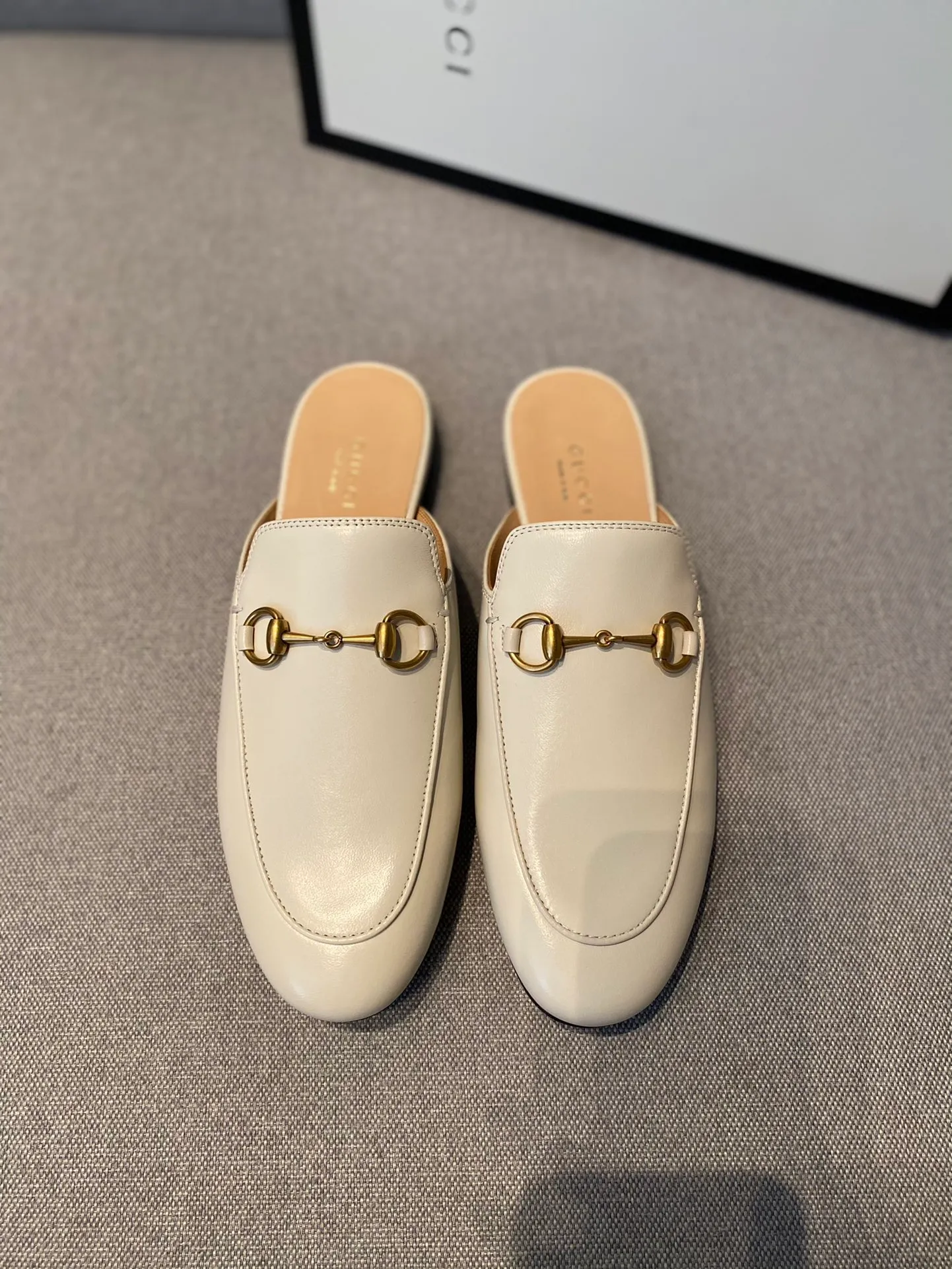 👟 全新升級版本Gucc*經典長青款馬銜扣半拖，白色原版意大利購入， 我家G系列的品質拿開的客戶都知道品質。