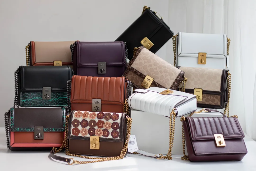 廠價 coach蔻馳代工廠出品渠道貨正品對版代購品質 89068鏈條斜挎包手提包腋下包永恆經典的Hutton成為現代的標誌，時尚的硬件和旋鎖扣件使其煥然一新。