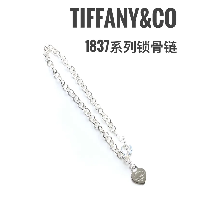 Tiffany&Co 1837 愛心鎖骨鏈鐫刻著蒂芙尼的創始年份，以流暢的曲線和輪廓進行完美詮釋。