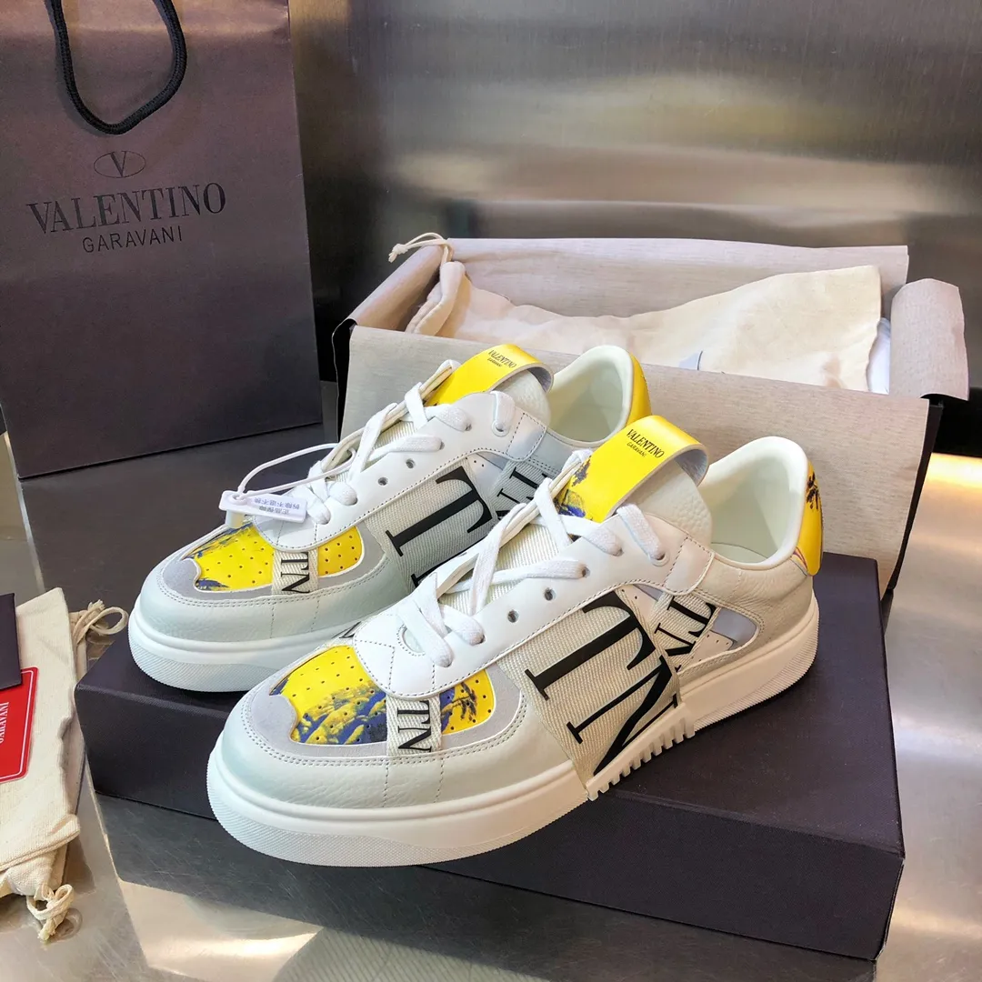 【頂級復刻代購版本】華倫天奴VALENTINO情侶款 2020ss官網最新色推出 3D打印V字大logo 彩色印花系列休閒小白鞋～1:1頂級原版復刻 鞋面：頭層小牛皮3D彩印（重工拼接工藝）內裡：牛皮（套包原版工藝）標準碼數：女碼35-39/男碼38-44