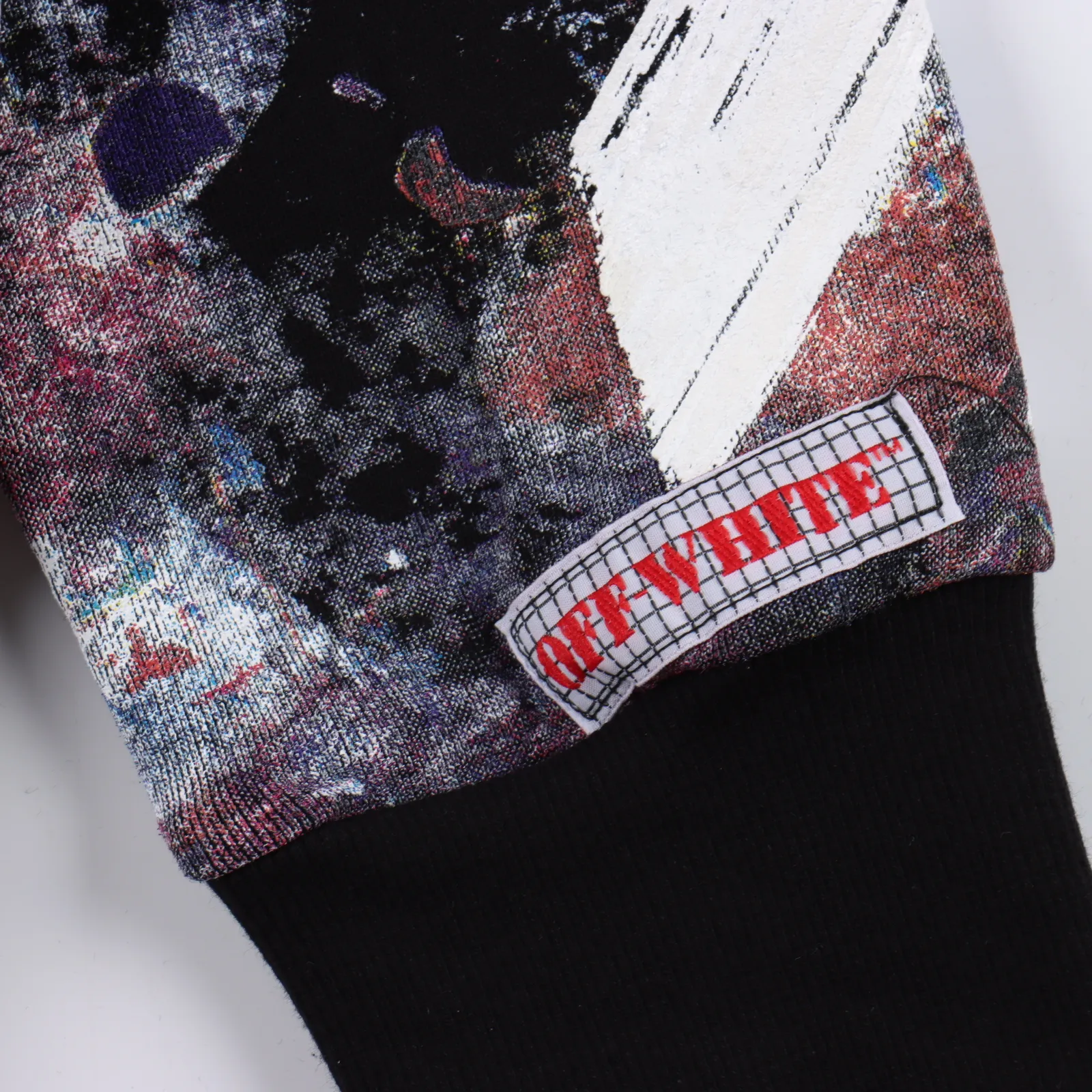 OFF WHITE CO VIRGIL 17ss 星空煙花潑墨箭頭拉鍊外套 定織定染420g毛圈全棉,棉質感強 ,成衣水洗預縮處理不掉色不縮水,一共8套網板,顏色都是套色撞出來的,膠印為熱固油墨,一對一數據對位,厚版凹凸手感,厚度上次調試13次,顏色上機調節12次定版,八個板分八次印一個顏色,加一個箭頭厚板印花,第一層印灰色,第二層印白色,第三層是黃色,第四層是綠色,第五層是藍色,第六層是紫色,第七層是橘色,最後一層是厚板,哪個步驟出錯都會全部作廢,全新水洗標輔料,後背的印花不知刷多少層了,冒著快印爛衣服的風險雕琢出這麼一款,不是訂製的面料真hold不住這麼折騰的,星空煙花效果錯落有致+ 層次感強,後背漆印大標誌,正宗刷子刷出的效果,凹凸感強用料一點不含糊,定制吊牌輔料,全部到位 Size:XS-L 編碼:CAL092382
