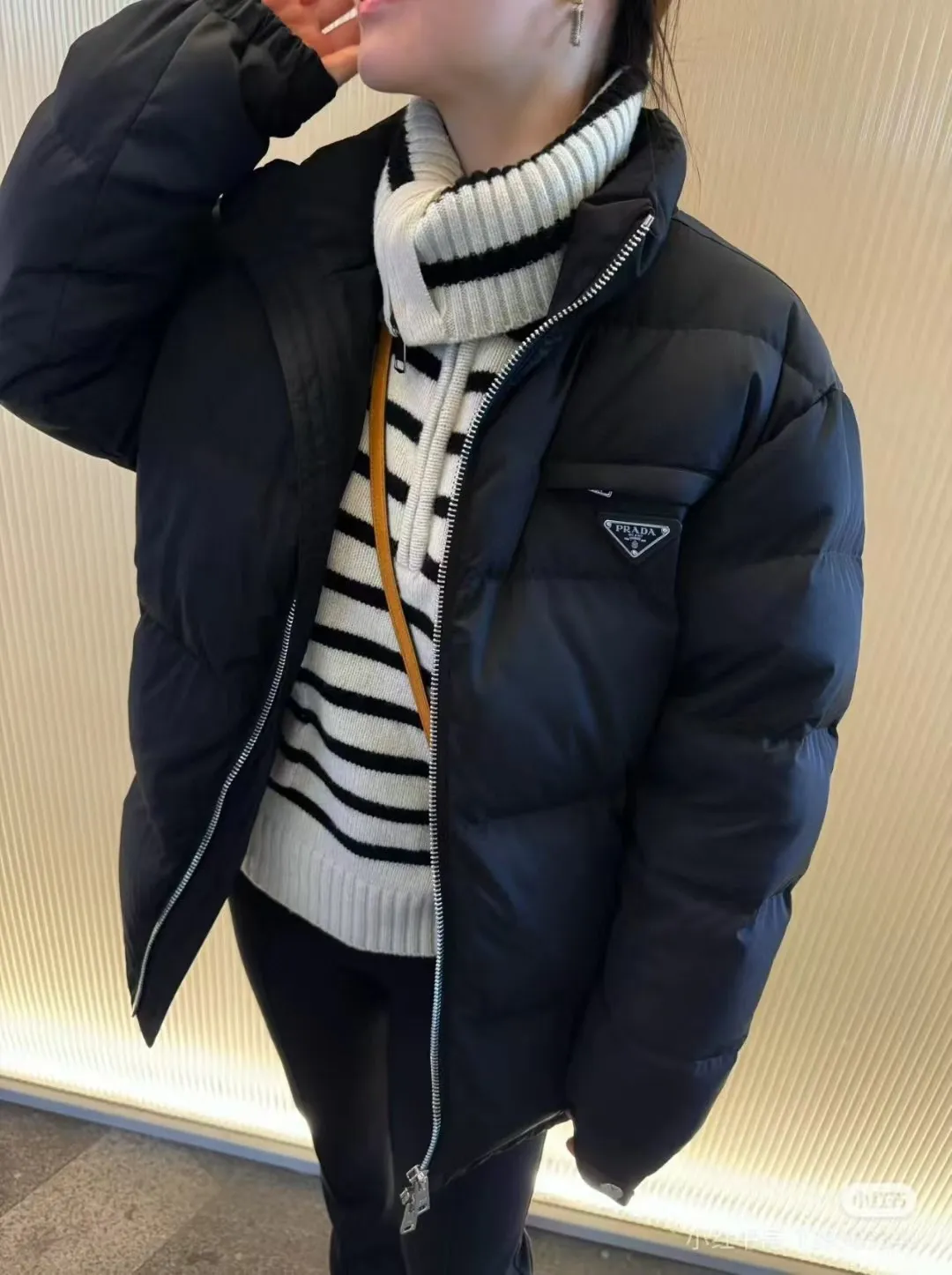 Prada普拉達24ss皮面琺瑯標立領羽絨服夾克 胸口拉鍊口袋搭配同色琺瑯三角標雙向純銅電鍍拉鍊頭全部歐標90鵝絨 獨立內膽充絨加內襯布沒有跑絨的煩惱厚度夠正常地區過冬無壓力 兩個色灰/黑 size:48-56 編碼:TES102266