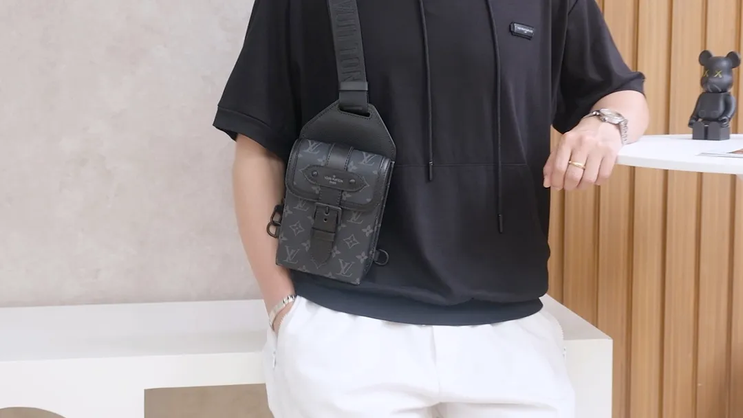 𝐒𝐀𝐔𝐌𝐔𝐑單肩包 1免檢版1M45912 001880▪️上身視頻 供參考▪️時髦達人的日常穿搭“點晴之筆”