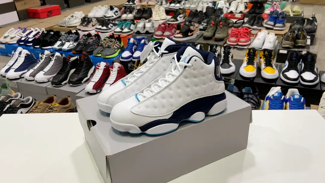 喬丹Air Jordan AJ13 Retro‘’Lakers‘’ 黑曜石 整體鞋身以白色為主調,中底植絨部位與後跟包覆均採用黑曜石色調示人,鞋舌 Jumpman Logo 與鞋頭標籤、外底則輔以淺藍色點綴。