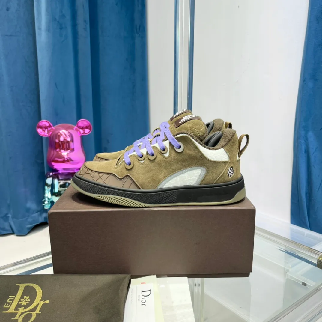 高版本：綢緞面 Dior × ERL聯名款 迪奧SS23走秀款膠囊系列情侶款 運動鞋 麵包鞋 滑板鞋Dior Men 2023早春季同場加映了雙大號板鞋，自LAVIN的Curb Sneaker破圈後，各大奢侈品牌都紛紛著手自家的“大頭厚舌”滑板鞋。