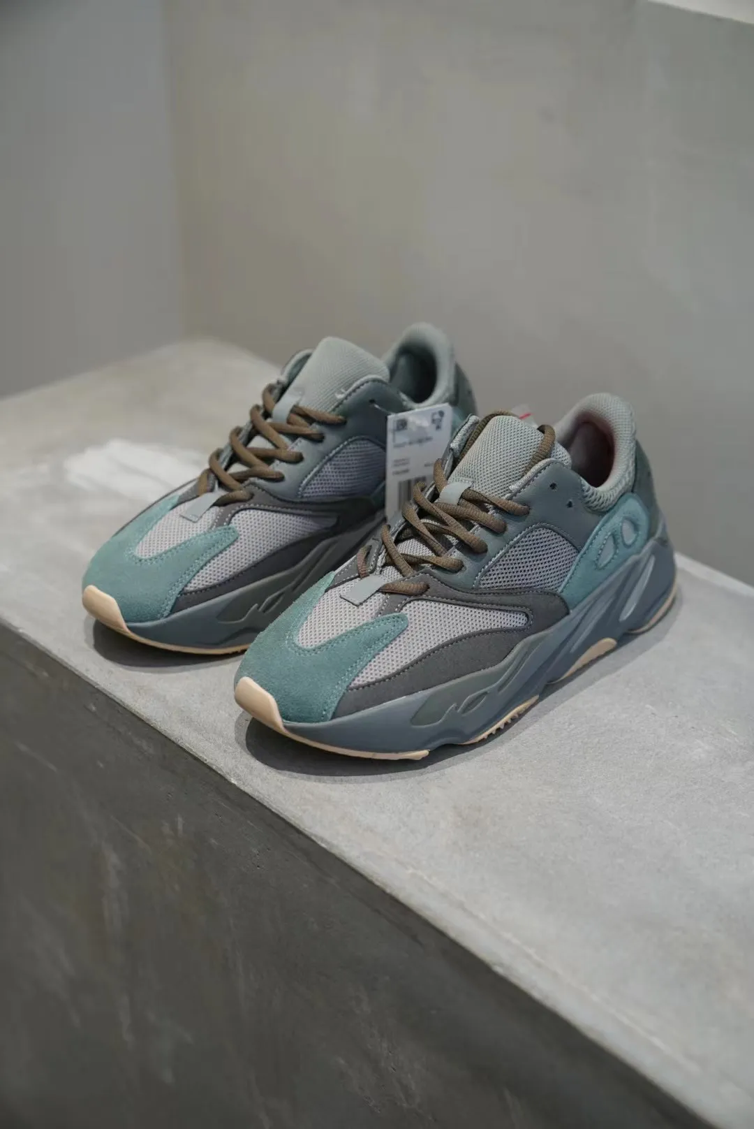 🔥YEEZY Boost 700青藍🔥 經典延續,作為YEEZY最好穿的系列之一,相較於350,雖沒有那麼強烈的“踩💩”感,但勝在支撐性更好,也同樣兼具輕量化和非常好的腳感,大面積反毛皮鞋面,也更適宜秋冬季穿著❗️⚠️尺碼:36、36.5、37、38、38.5、39、40、40.5、41、42、42.5、43、44、44.5、45 、46