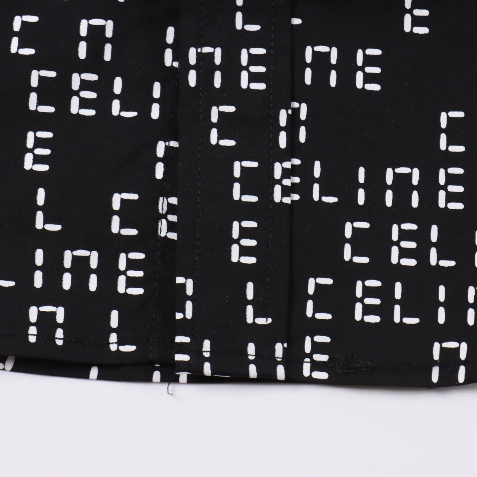 Celine 賽琳 23FW 滿印LOGO襯衫 採用60S/100*76的超高密度綢緞 面料訂製週期非常之久 門襟對位剪裁 每件衣服布料用到兩米以上 採用轉移印花工藝 喜歡的別錯過!