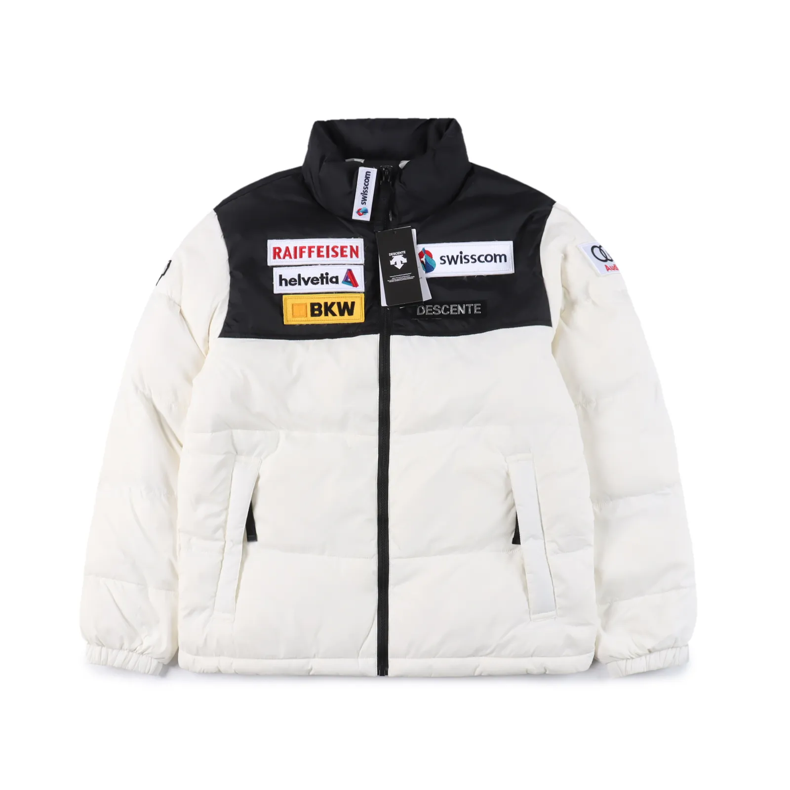 Descente/迪桑特22Fw 迪奧多標羽絨服​​                最新奧迪多標聯名款機能戶外羽絨服 迪桑特滑雪羽絨服戶外專業 市面上羽絨服有很多 但是此款羽絨服我們必須要容重的介紹一下 設計感十足 穿上身後線條感十足 買回去可以穿起來試試 內部結構十分強大 零部件多的不要不要的 買回去自己體驗三標齊全 再小的輔料都有它的logo 怎麼能設計出如此完美的衣服 牛牛牛對於羽絨服我很挑剔!適合滑雪、攀冰、登山、機能、徒步旅行多功能羽絨服 然而現在終於可以給你們這款傾心之作了 字體logo極具的大氣!防潮外層面料 防靜電、輕量化又具有更好的防風和透氣性能 穿著起來更加舒適它不僅能讓你靈活自如地運動，還能讓你在非極限的天氣狀況下進行高心率運動時保持溫暖003                Size :S-XXL                編碼：TES112335